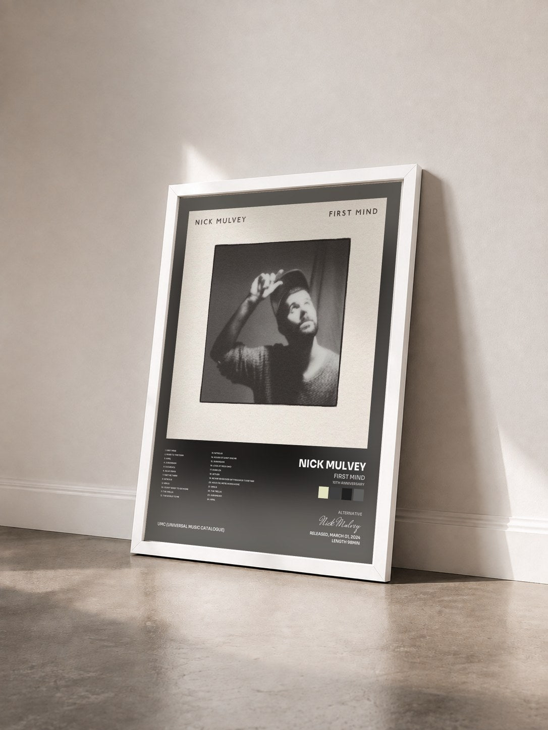 #blanc Tableau de l'album First Mind (10th Anniversary) de Nick Mulvey vu de trois quarts, cadre blanc