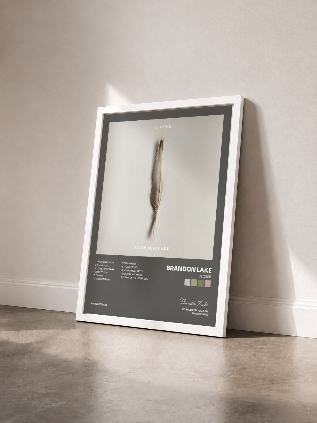 #blanc Tableau de l'album Closer de Brandon Lake vu de trois quarts, cadre blanc
