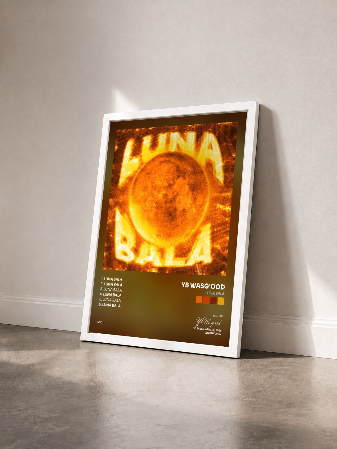 #blanc Tableau de l'album LUNA BALA de Yb Wasg'ood vu de trois quarts, cadre blanc