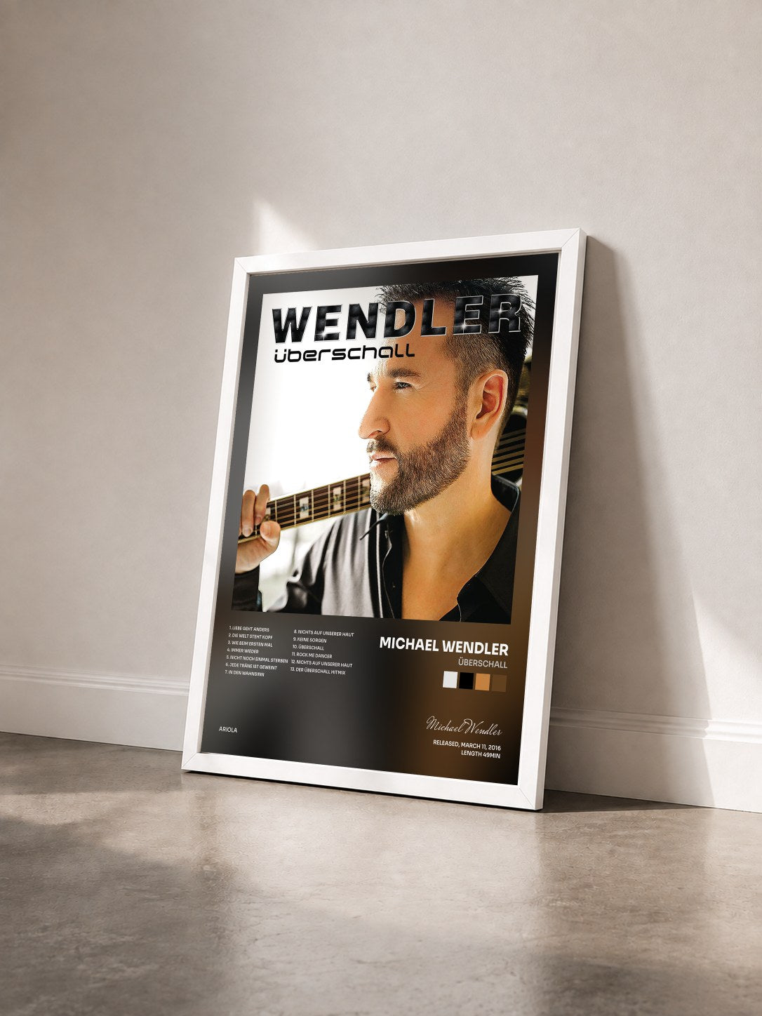 #blanc Tableau de l'album Überschall de Michael Wendler vu de trois quarts, cadre blanc