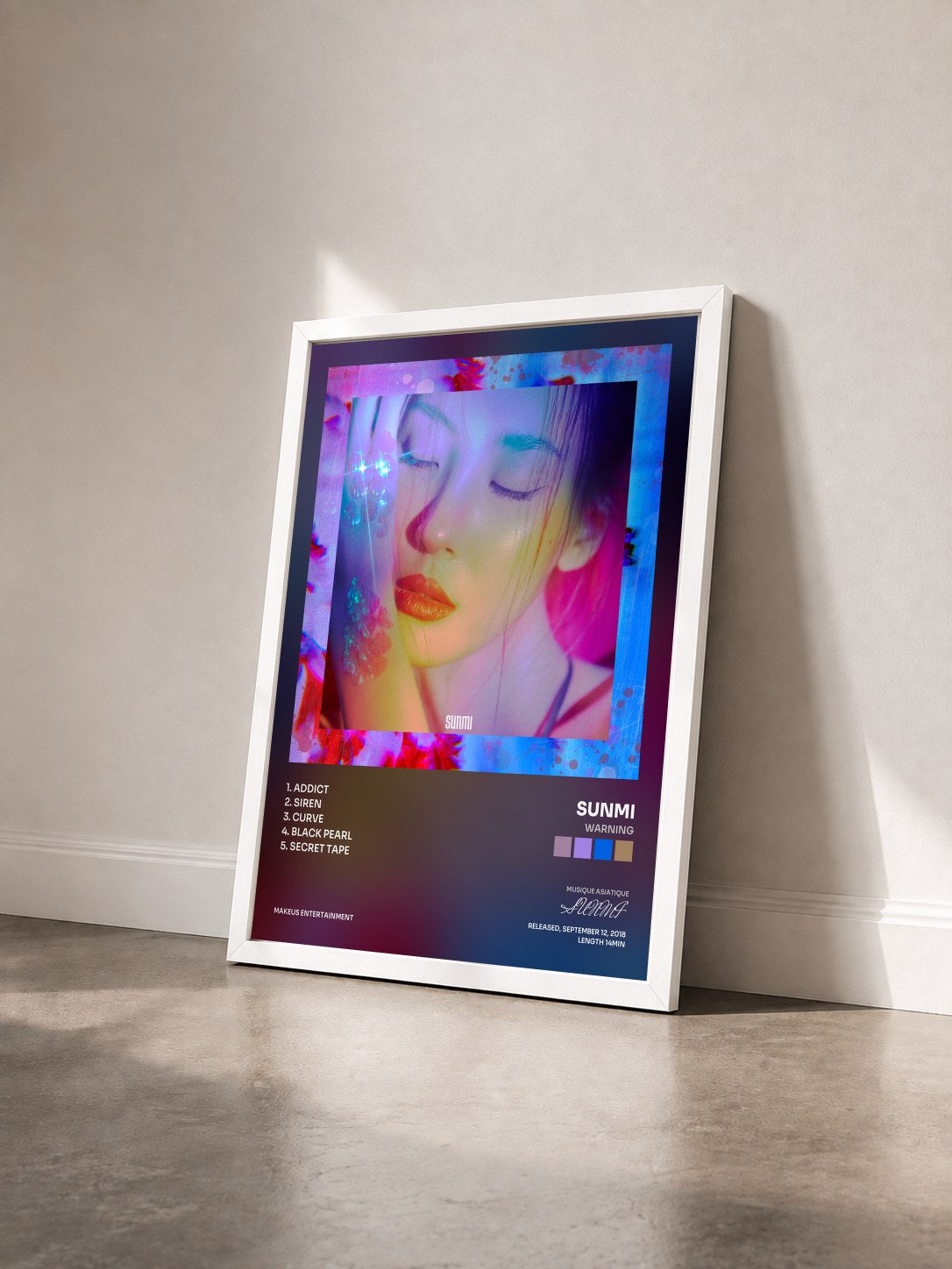 #blanc Tableau de l'album WARNING de SUNMI vu de trois quarts, cadre blanc