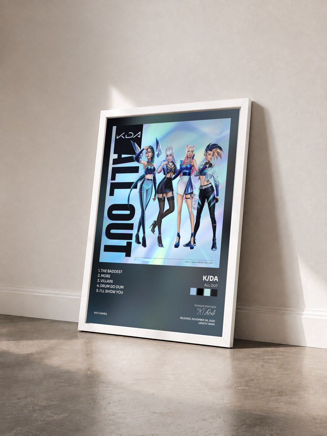 #blanc Tableau de l'album ALL OUT de K/DA vu de trois quarts, cadre blanc