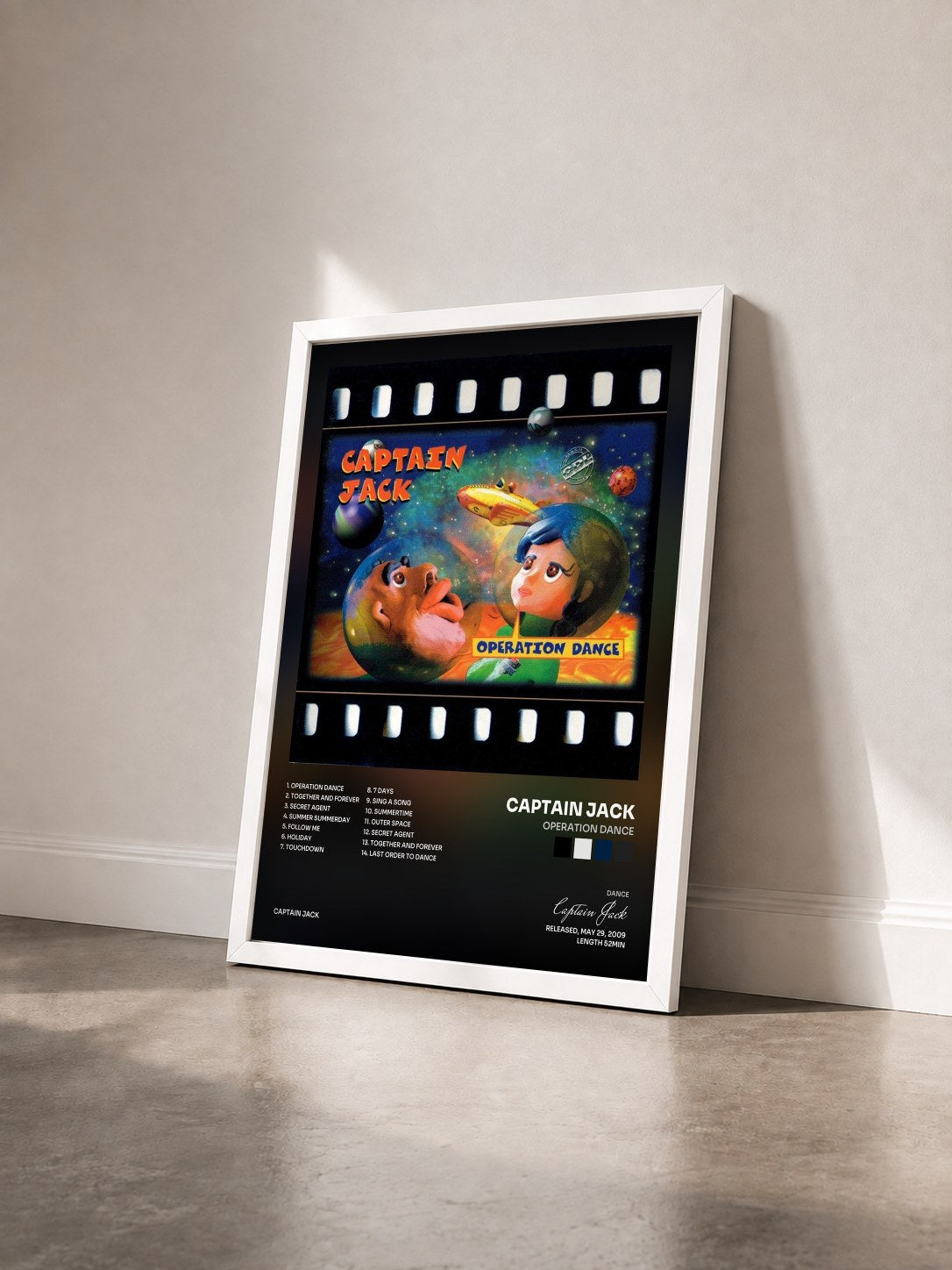 #blanc Tableau de l'album Operation Dance de Captain Jack vu de trois quarts, cadre blanc