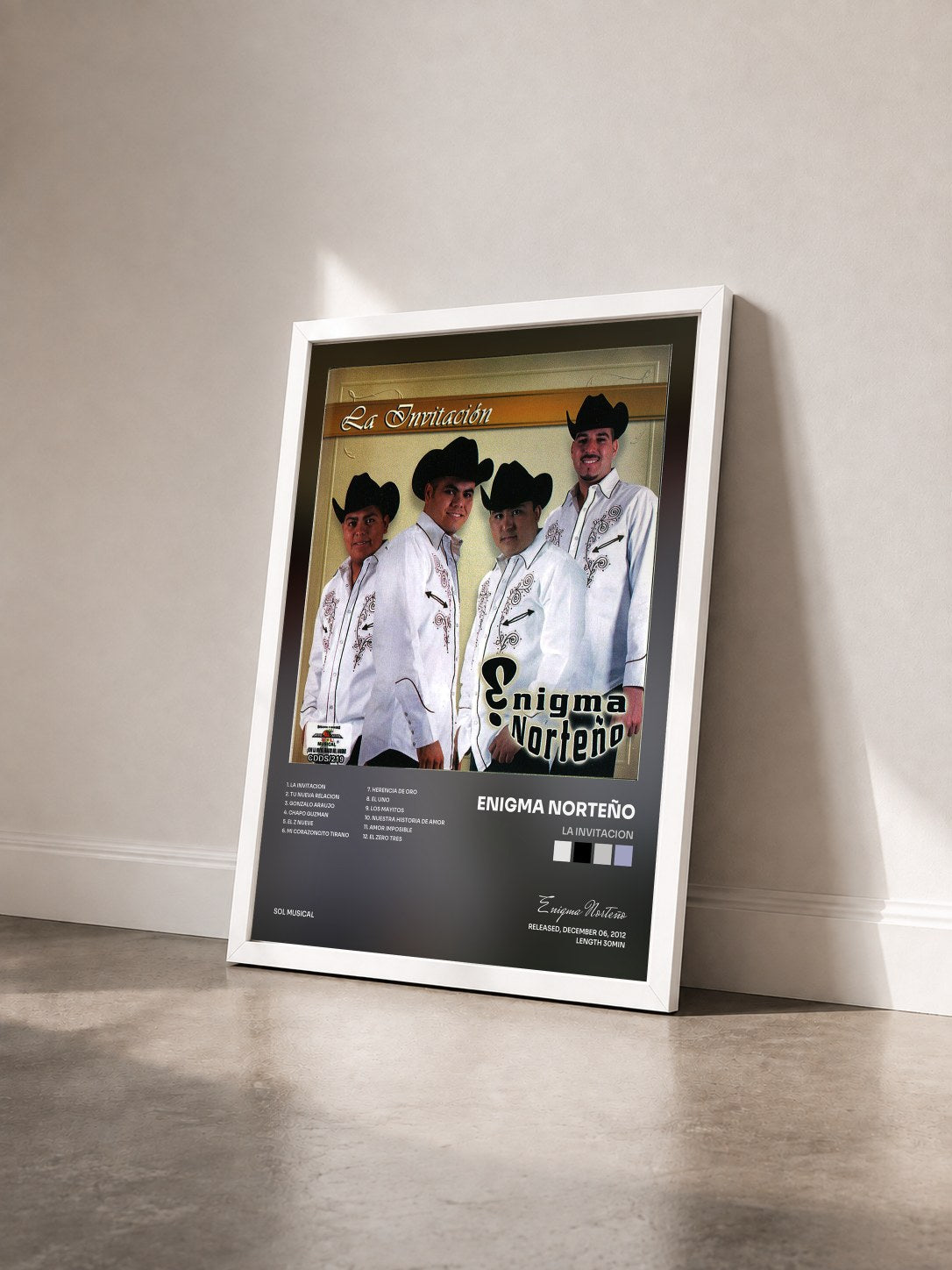 #blanc Tableau de l'album La Invitacion de Enigma Norteño vu de trois quarts, cadre blanc