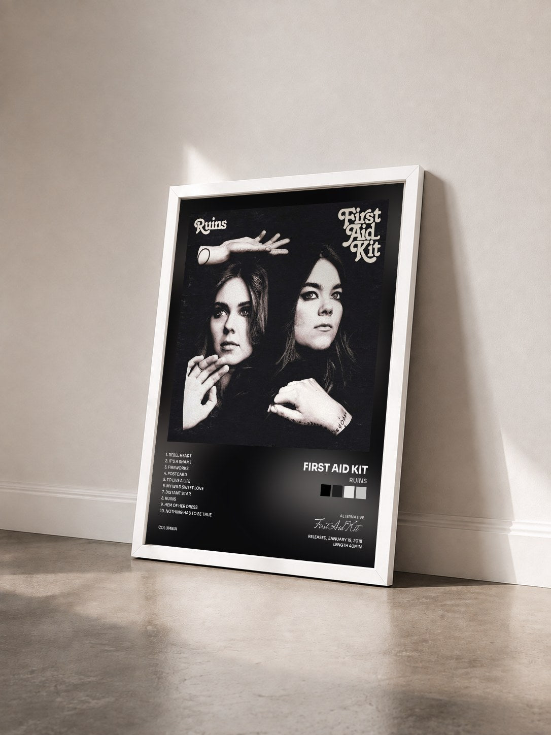 #blanc Tableau de l'album Ruins de First Aid Kit vu de trois quarts, cadre blanc