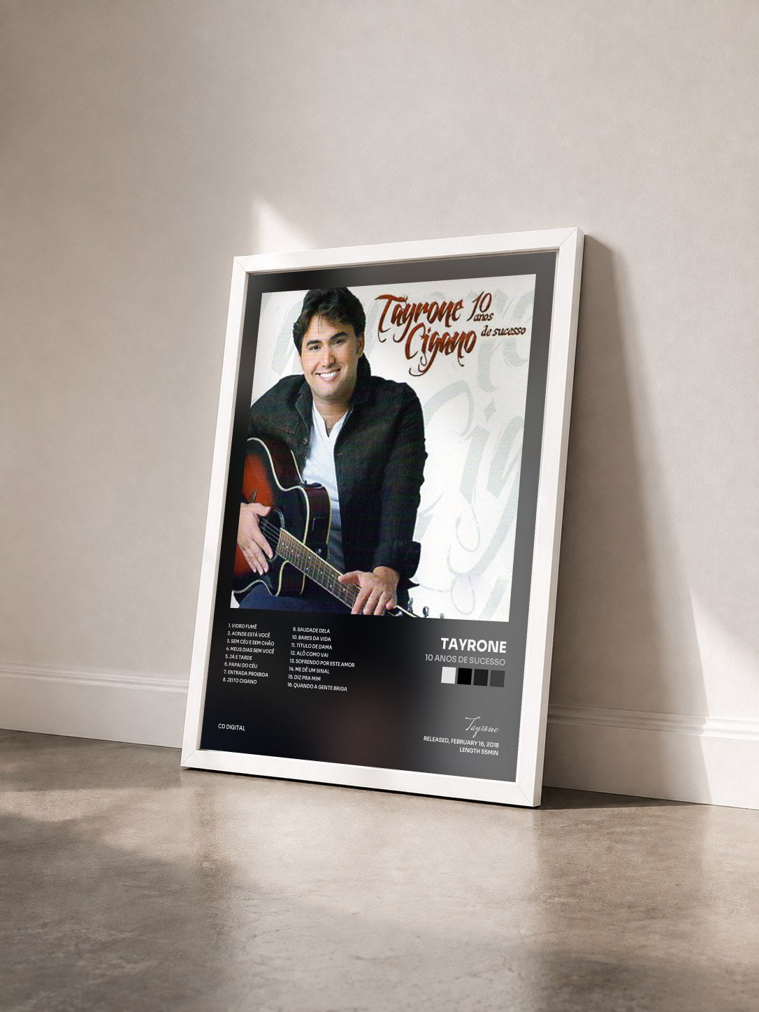 #blanc Tableau de l'album 10 Anos de Sucesso de Tayrone vu de trois quarts, cadre blanc