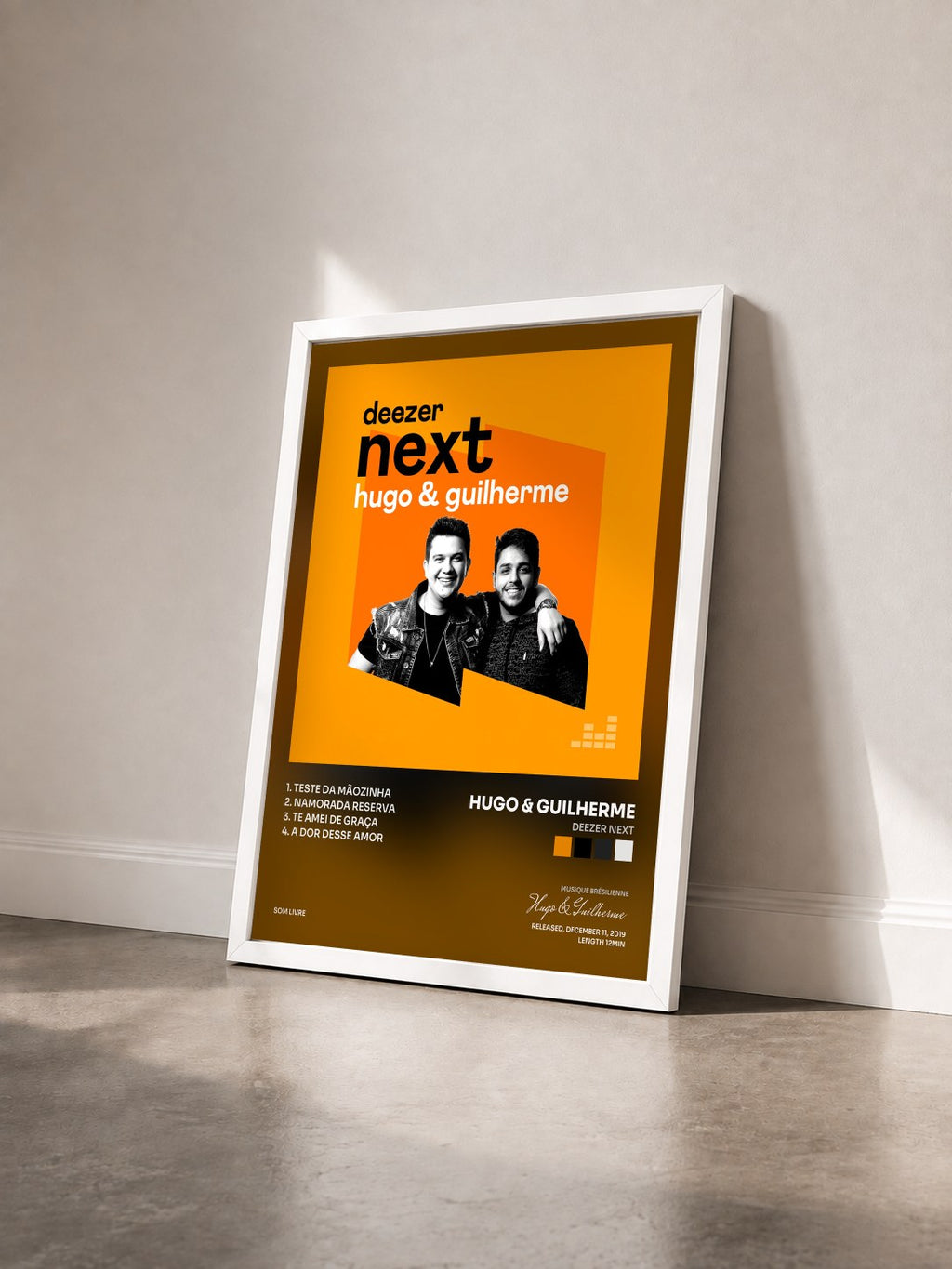 #blanc Tableau de l'album Deezer Next de Hugo & Guilherme vu de trois quarts, cadre blanc