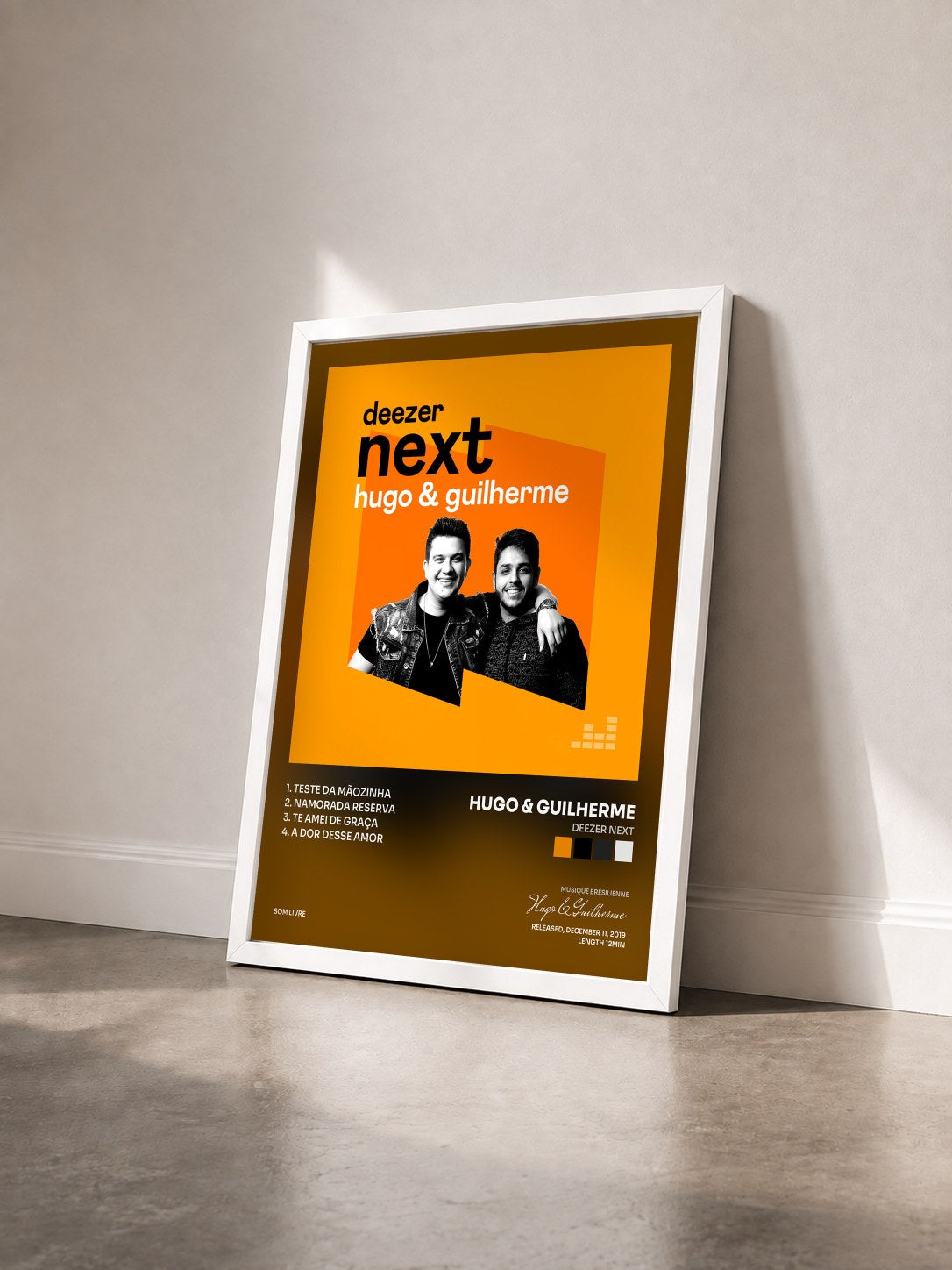 #blanc Tableau de l'album Deezer Next de Hugo & Guilherme vu de trois quarts, cadre blanc