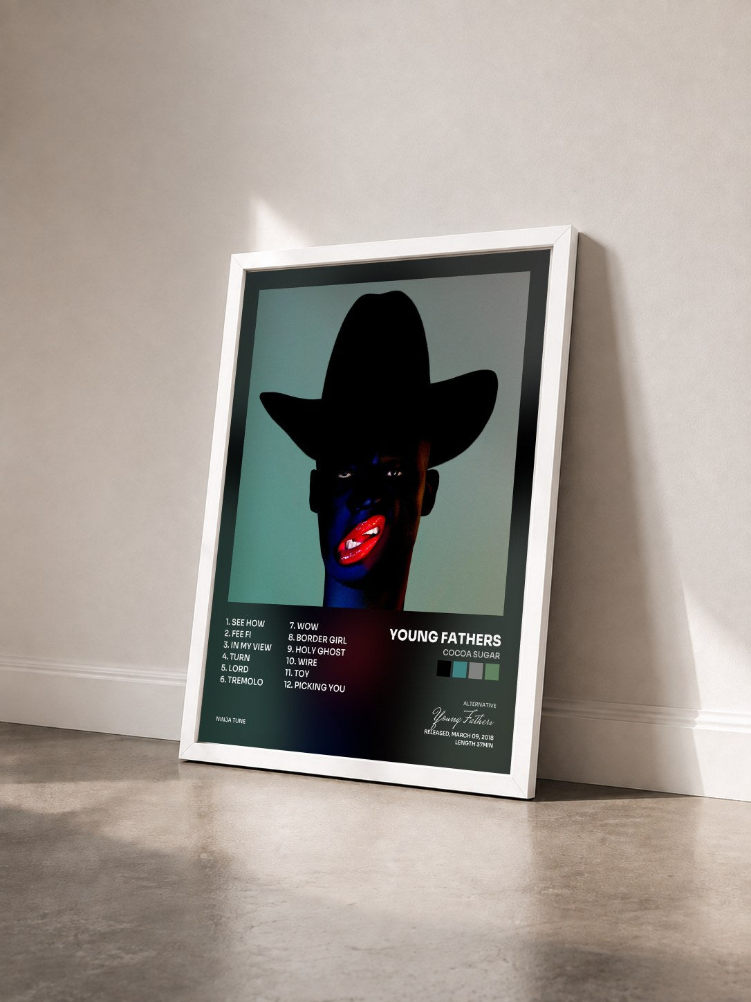 #blanc Tableau de l'album Cocoa Sugar de Young Fathers vu de trois quarts, cadre blanc