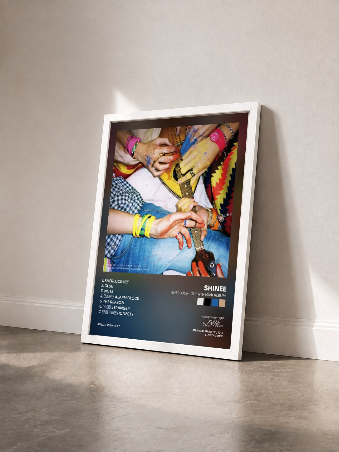 #blanc Tableau de l'album Sherlock - The 4th Mini Album de SHINee vu de trois quarts, cadre blanc