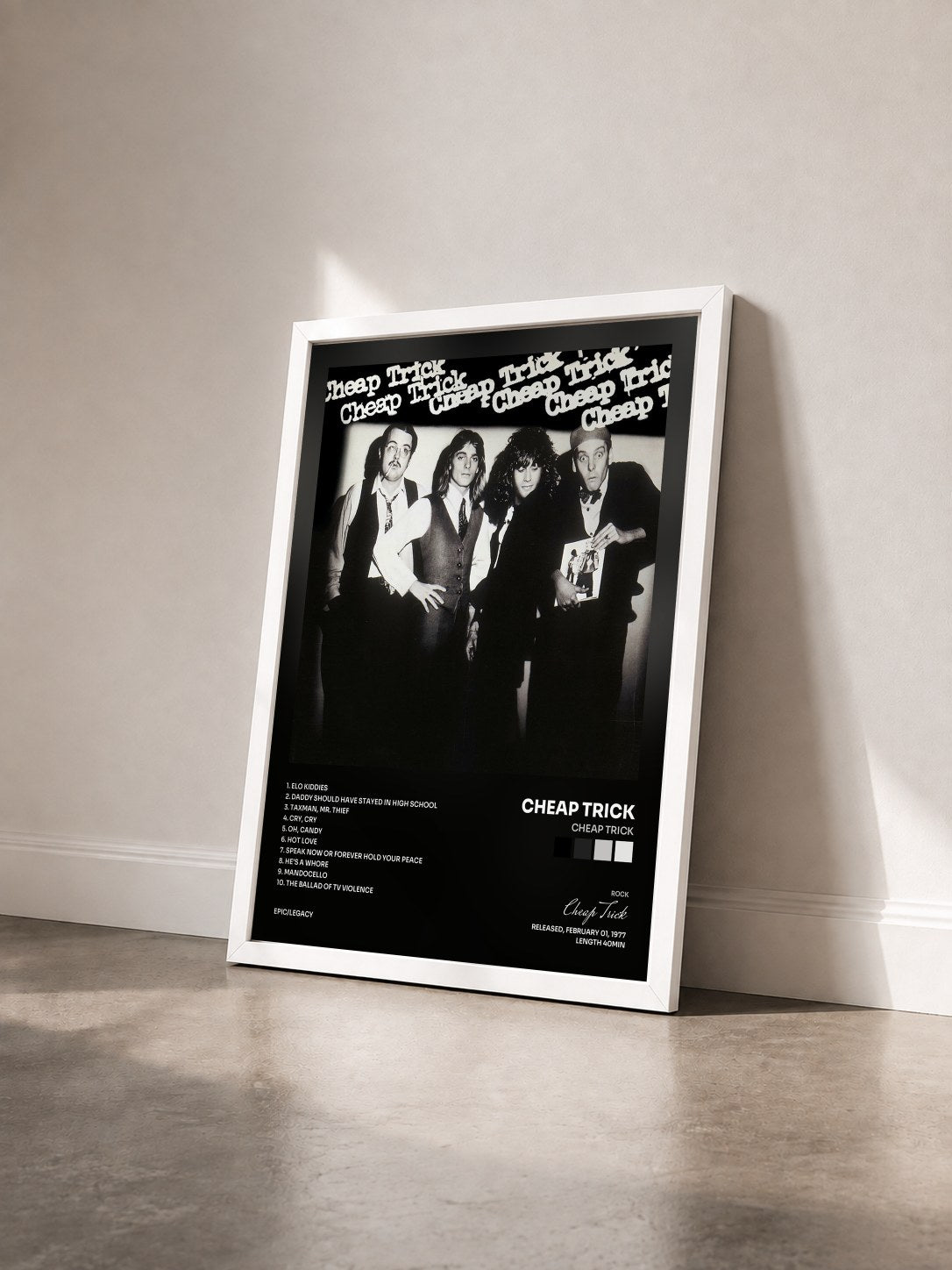 #blanc Tableau de l'album Cheap Trick de Cheap Trick vu de trois quarts, cadre blanc