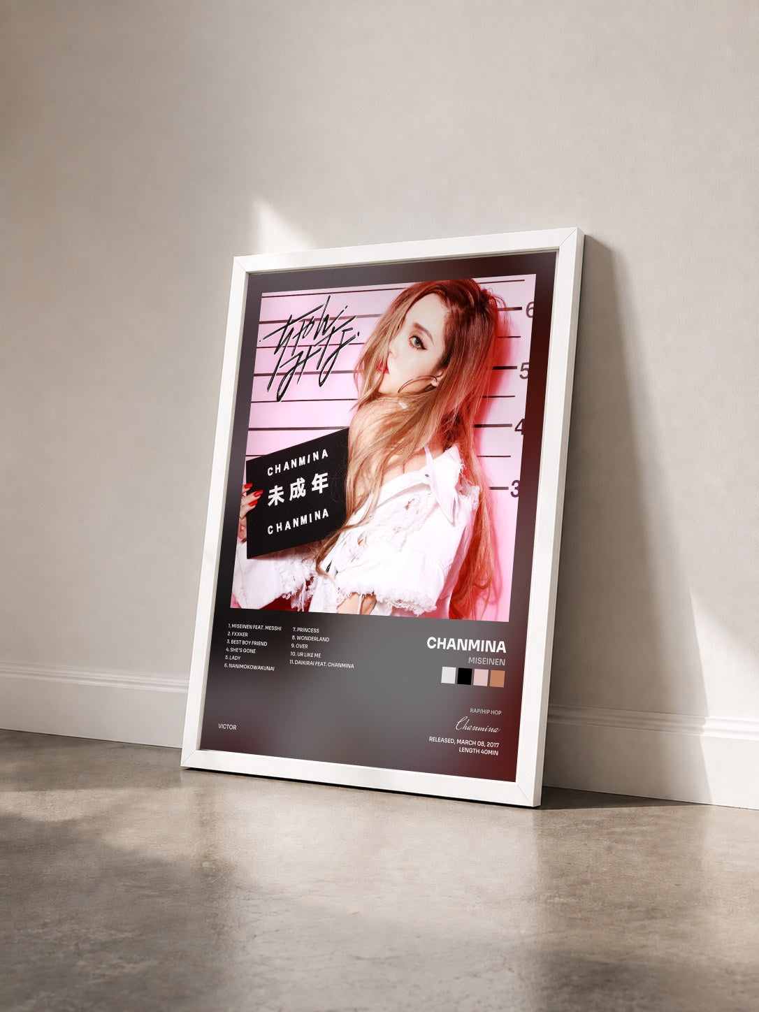 #blanc Tableau de l'album MISEINEN de Chanmina vu de trois quarts, cadre blanc