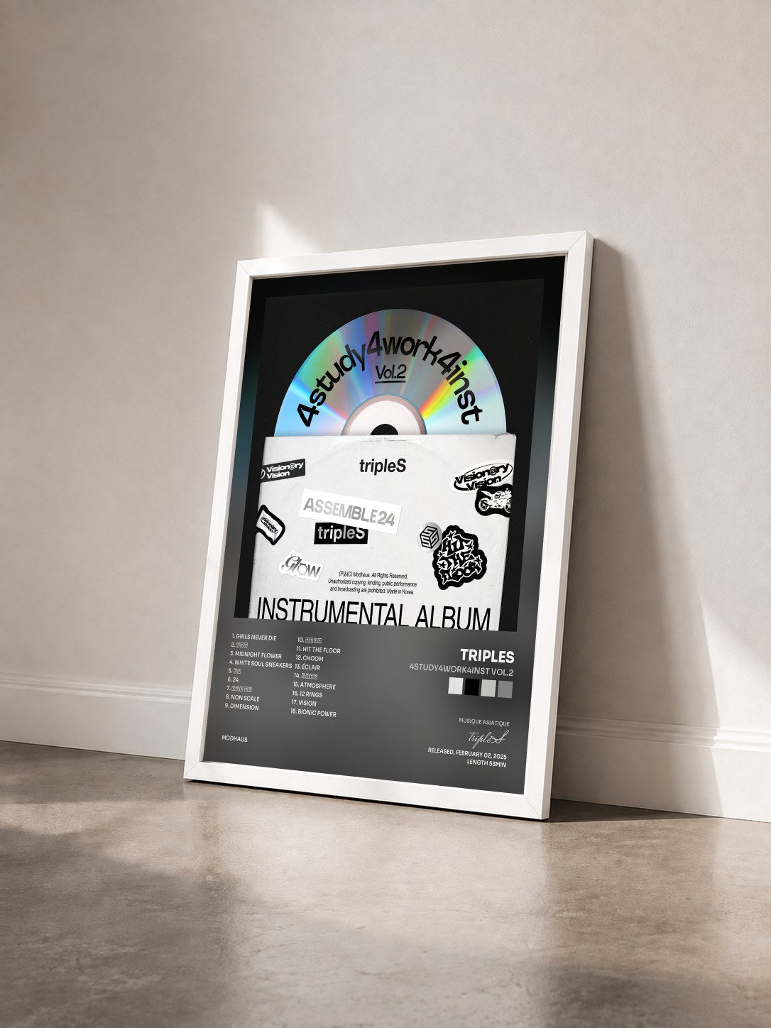 #blanc Tableau de l'album 4study4work4inst Vol.2 de tripleS vu de trois quarts, cadre blanc
