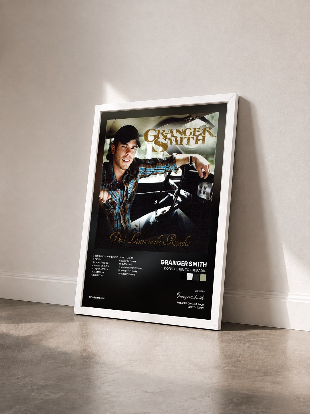 #blanc Tableau de l'album Don't Listen to the Radio de Granger Smith vu de trois quarts, cadre blanc