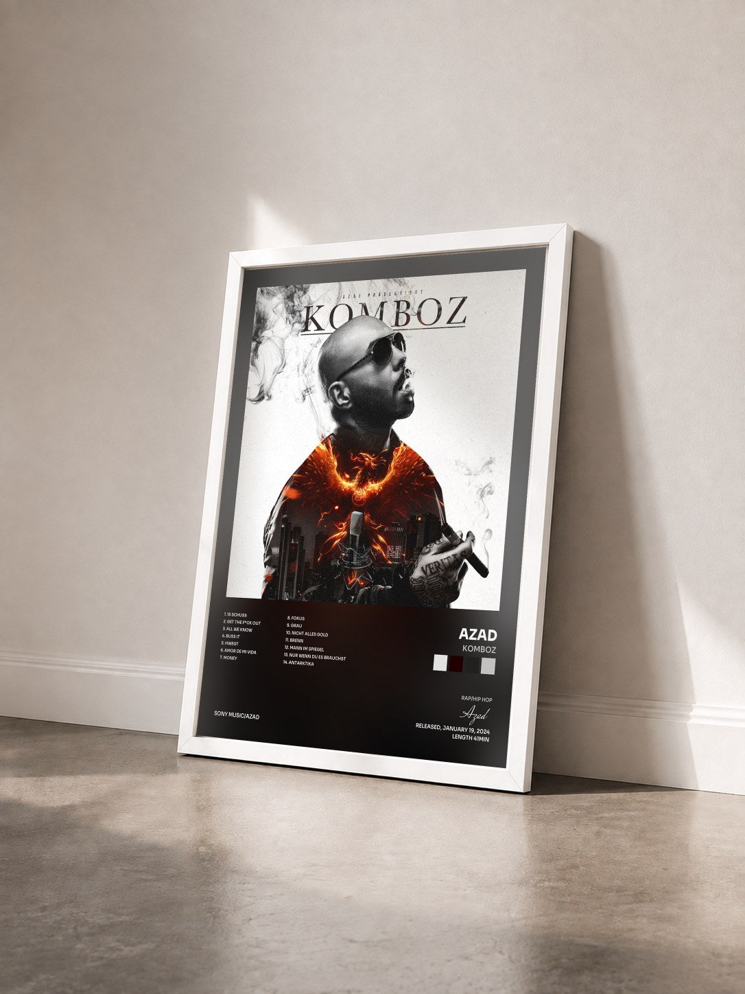 #blanc Tableau de l'album KOMBOZ de Azad vu de trois quarts, cadre blanc