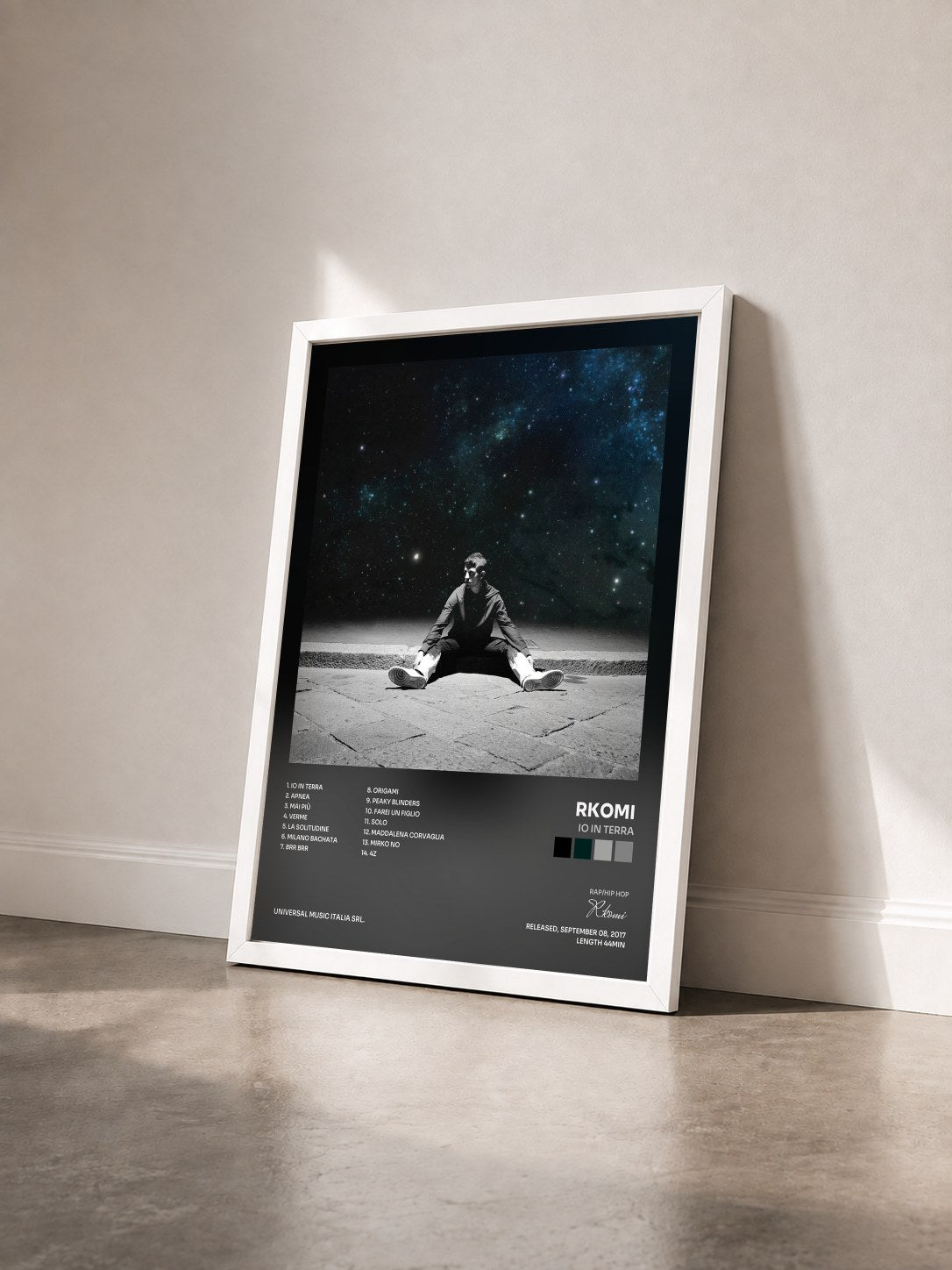 #blanc Tableau de l'album Io In Terra de Rkomi vu de trois quarts, cadre blanc