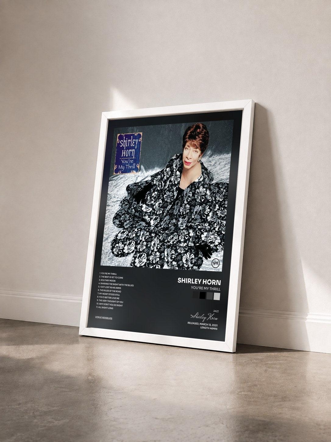 #blanc Tableau de l'album You're My Thrill de Shirley Horn vu de trois quarts, cadre blanc