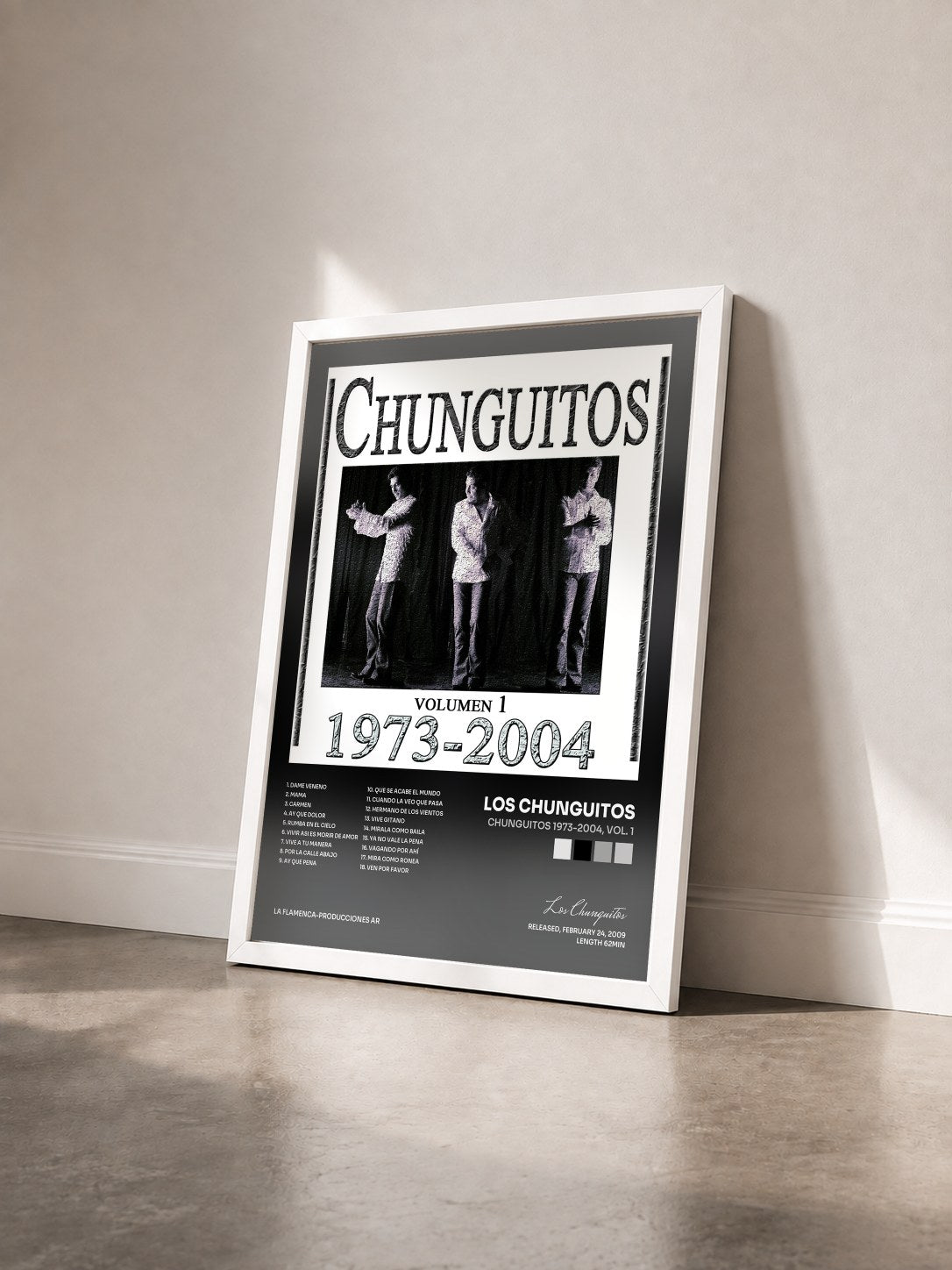#blanc Tableau de l'album Chunguitos 1973-2004, Vol. 1 de Los Chunguitos vu de trois quarts, cadre blanc