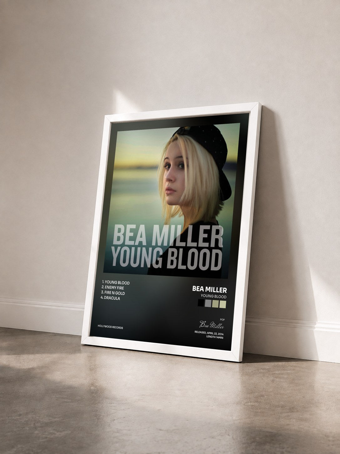 #blanc Tableau de l'album Young Blood de Bea Miller vu de trois quarts, cadre blanc