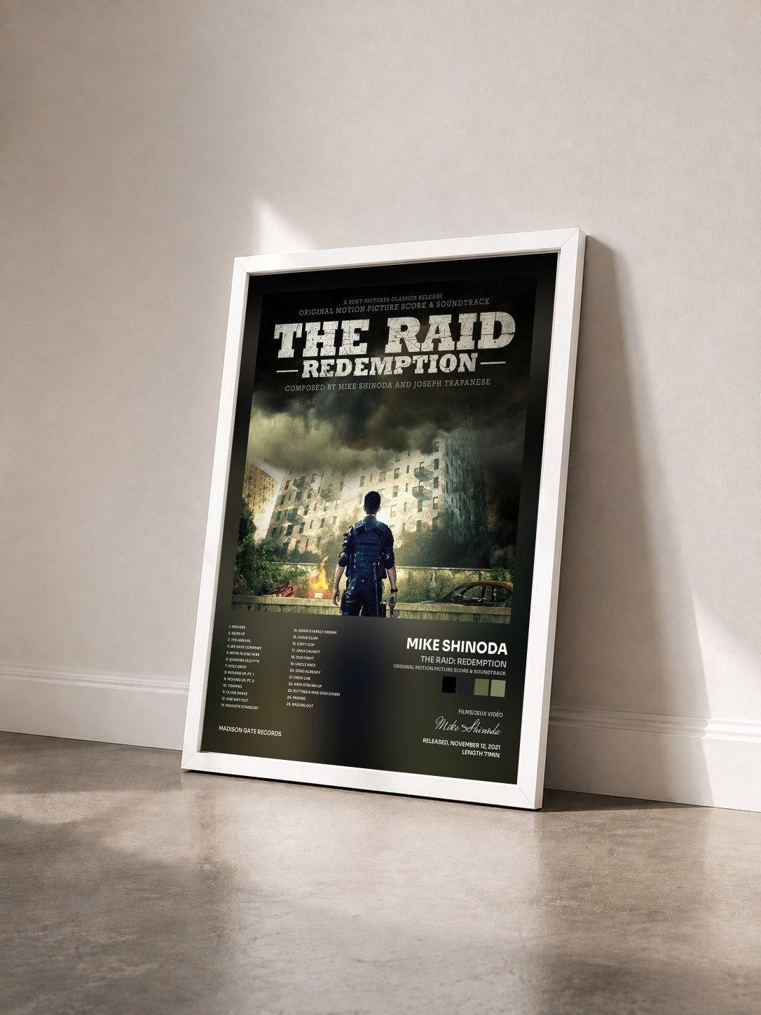 #blanc Tableau de l'album The Raid: Redemption (Original Motion Picture Score & Soundtrack) de Mike Shinoda vu de trois quarts, cadre blanc