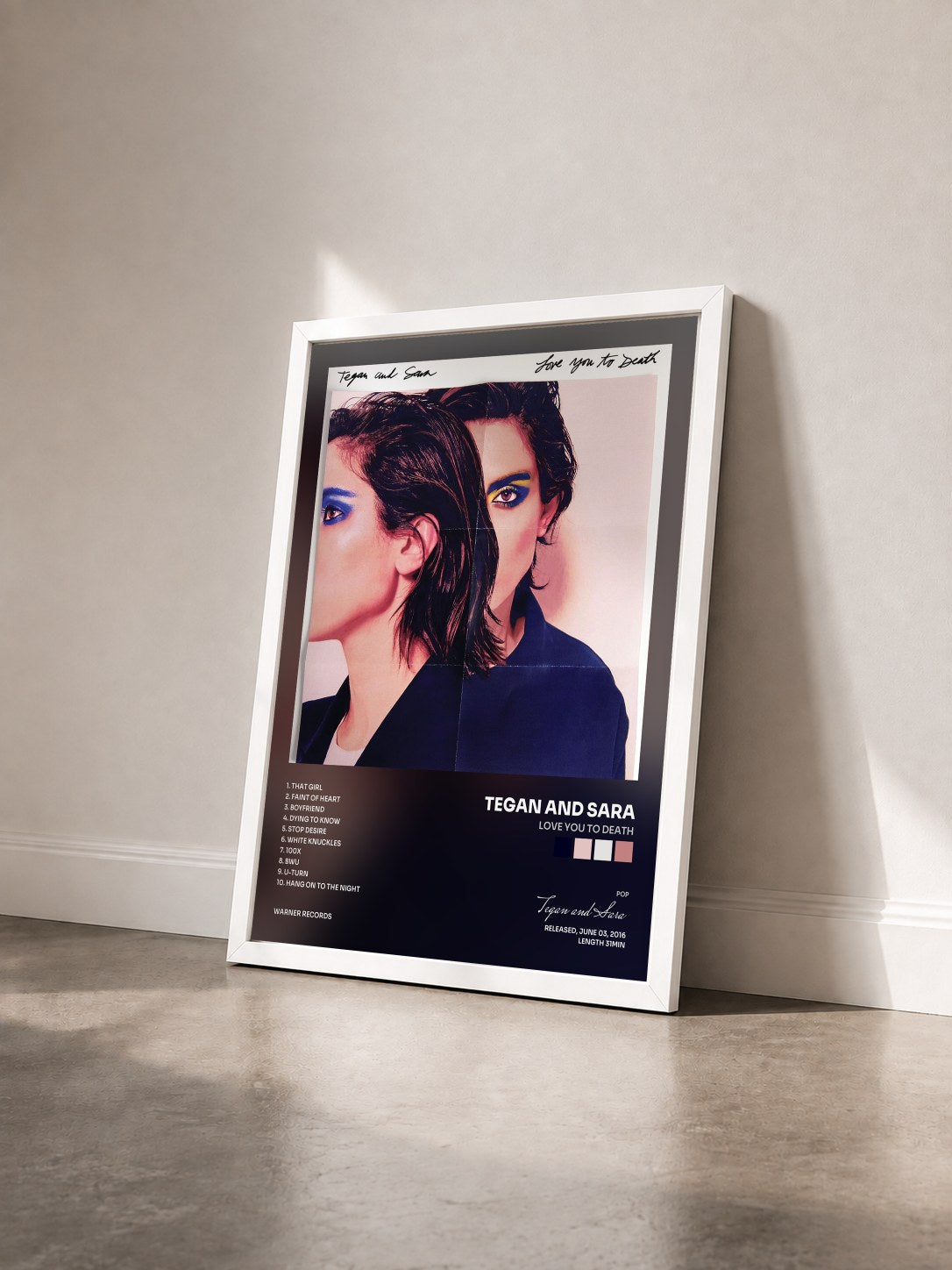 #blanc Tableau de l'album Love You to Death de Tegan and Sara vu de trois quarts, cadre blanc