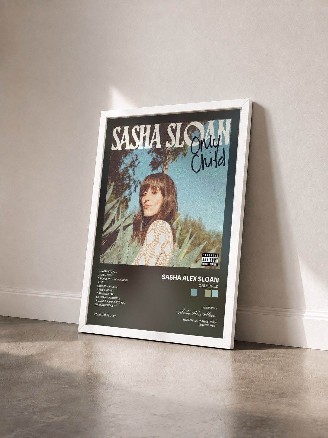 #blanc Tableau de l'album Only Child de Sasha Alex Sloan vu de trois quarts, cadre blanc
