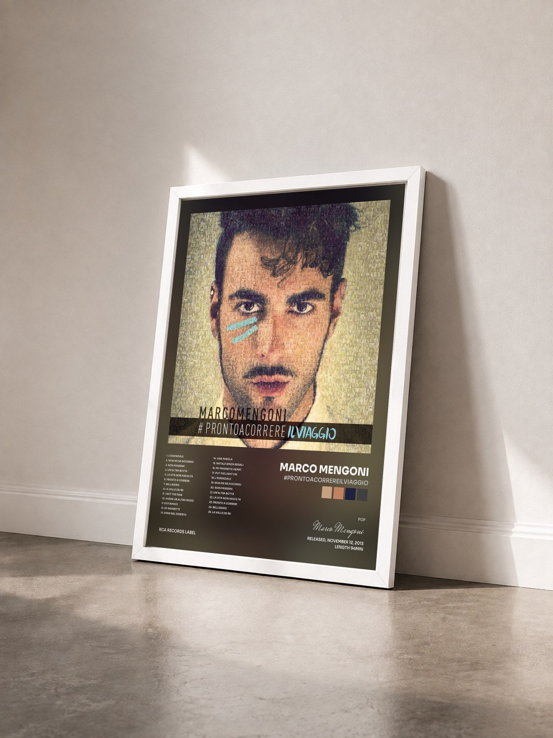 #blanc Tableau de l'album #PRONTOACORREREILVIAGGIO de Marco Mengoni vu de trois quarts, cadre blanc
