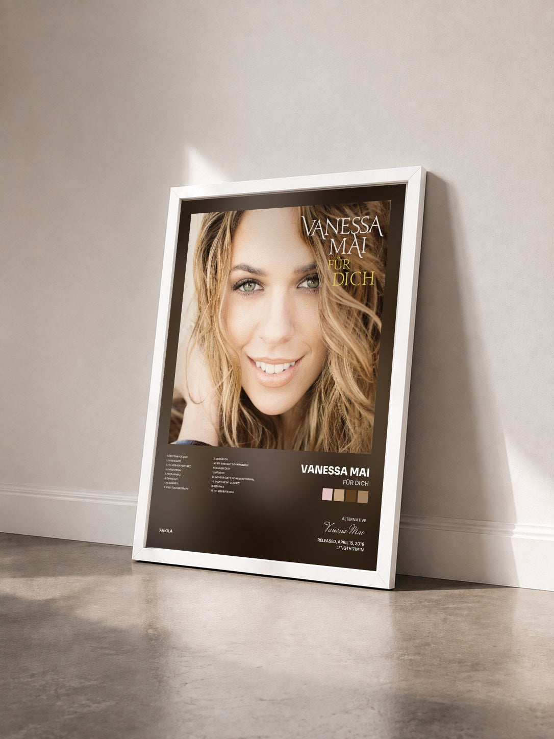 #blanc Tableau de l'album Für dich de Vanessa Mai vu de trois quarts, cadre blanc
