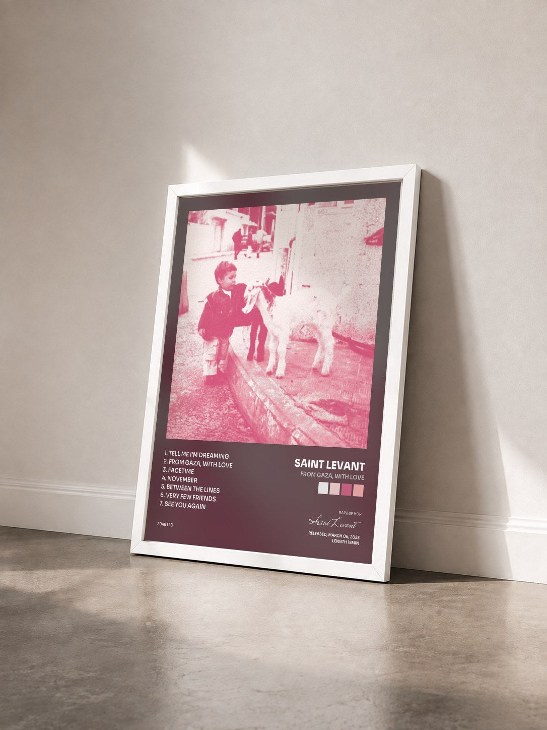 #blanc Tableau de l'album From Gaza, With Love de Saint Levant vu de trois quarts, cadre blanc