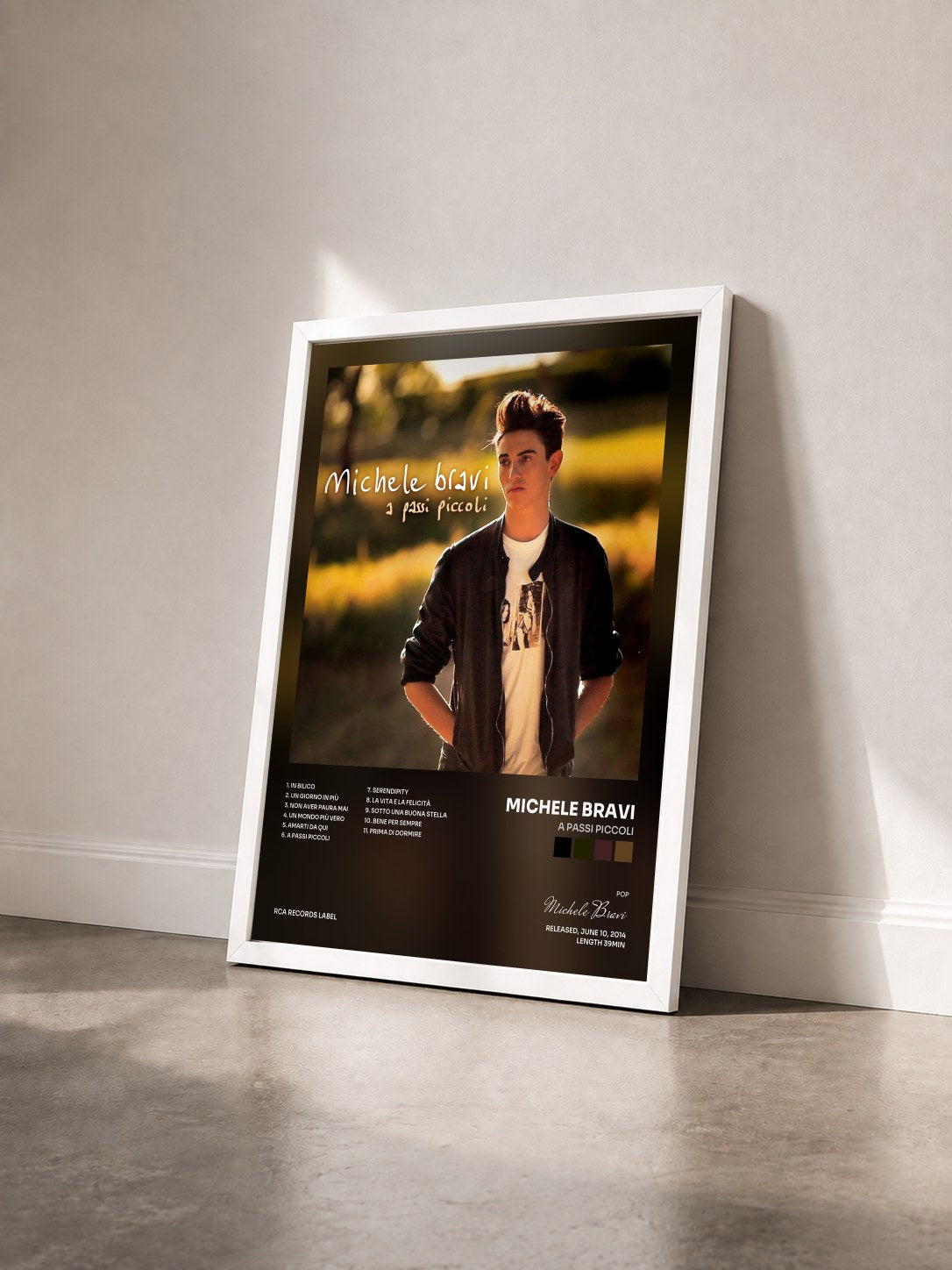 #blanc Tableau de l'album A passi piccoli de Michele Bravi vu de trois quarts, cadre blanc