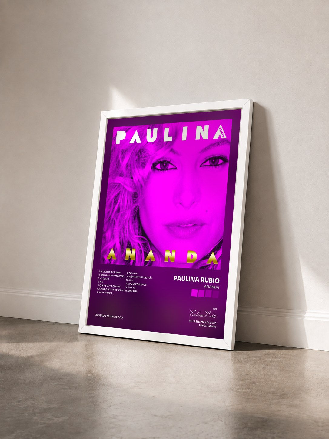 #blanc Tableau de l'album Ananda de Paulina Rubio vu de trois quarts, cadre blanc