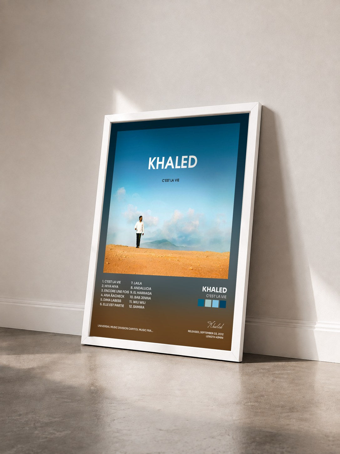 #blanc Tableau de l'album C'Est La Vie de Khaled vu de trois quarts, cadre blanc
