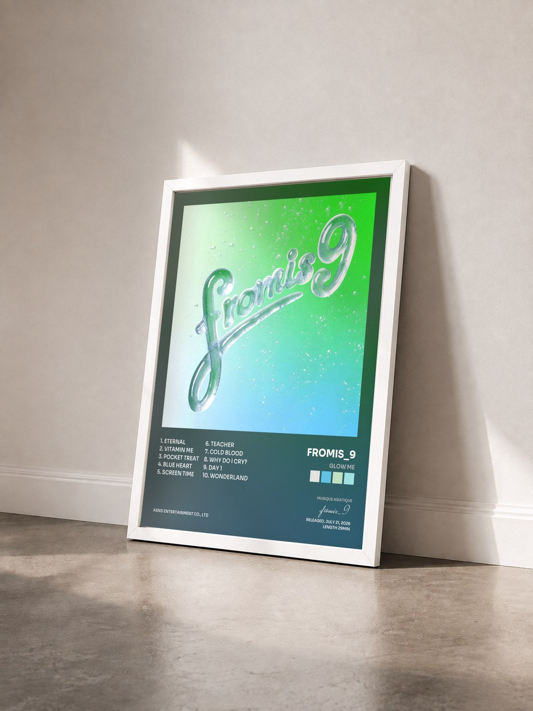 #blanc Tableau de l'album Glow ME de fromis_9 vu de trois quarts, cadre blanc
