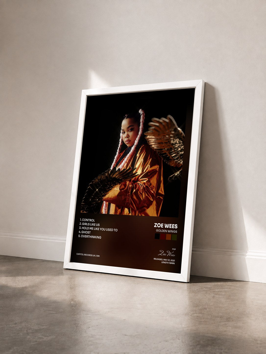 #blanc Tableau de l'album Golden Wings de Zoe Wees vu de trois quarts, cadre blanc