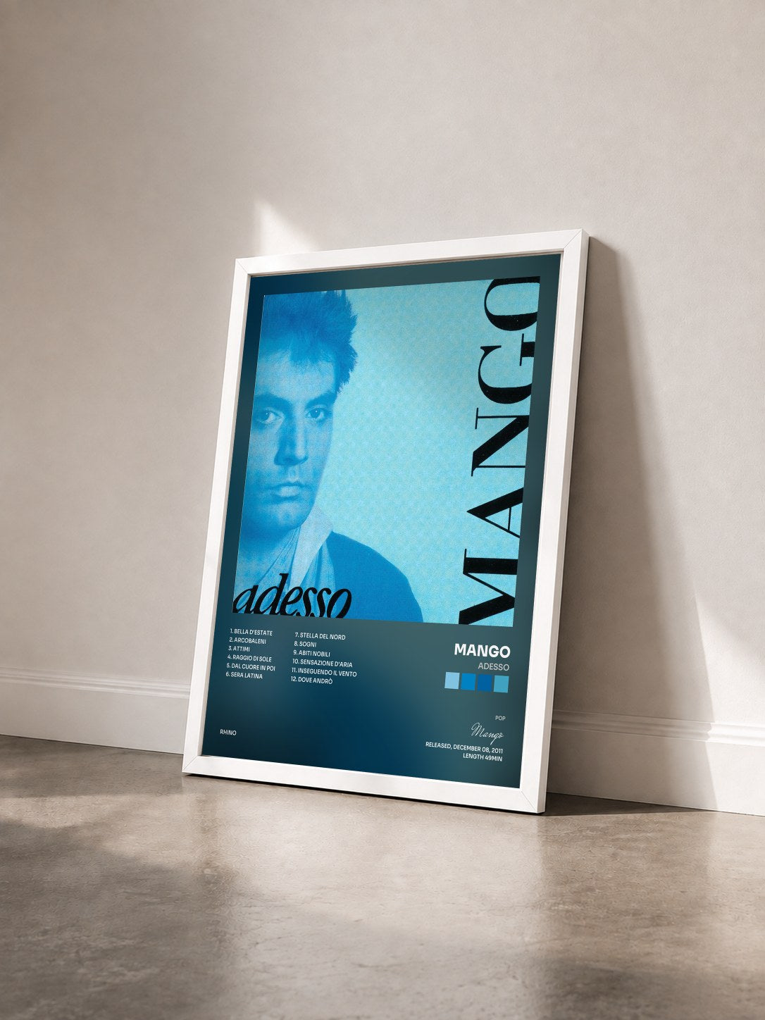 #blanc Tableau de l'album Adesso de Mango vu de trois quarts, cadre blanc