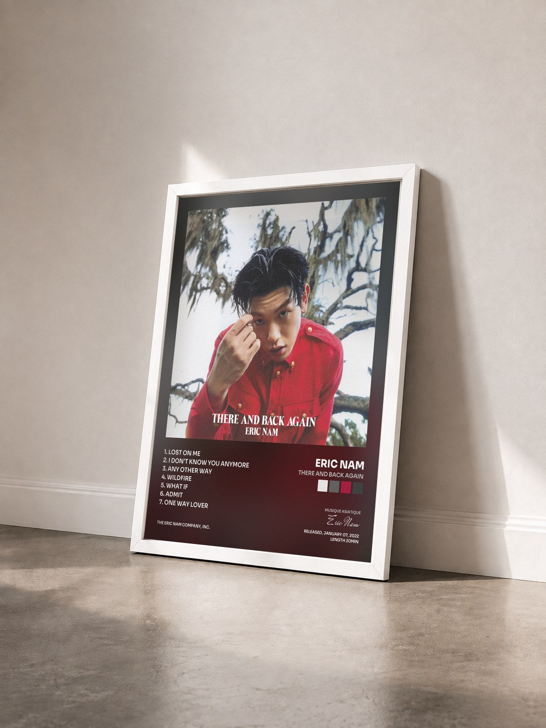 #blanc Tableau de l'album There And Back Again de Eric Nam vu de trois quarts, cadre blanc
