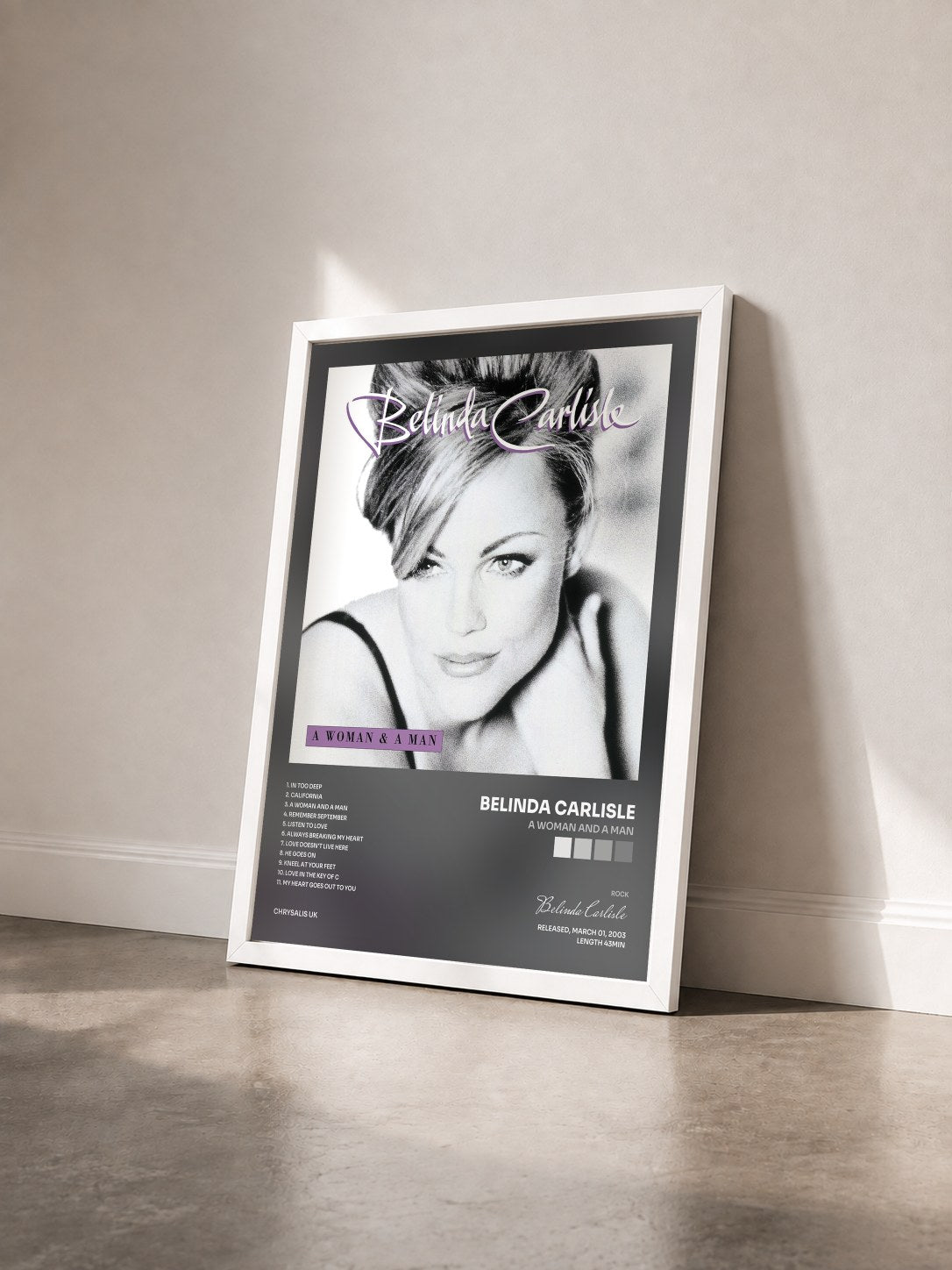 #blanc Tableau de l'album A Woman And A Man de Belinda Carlisle vu de trois quarts, cadre blanc