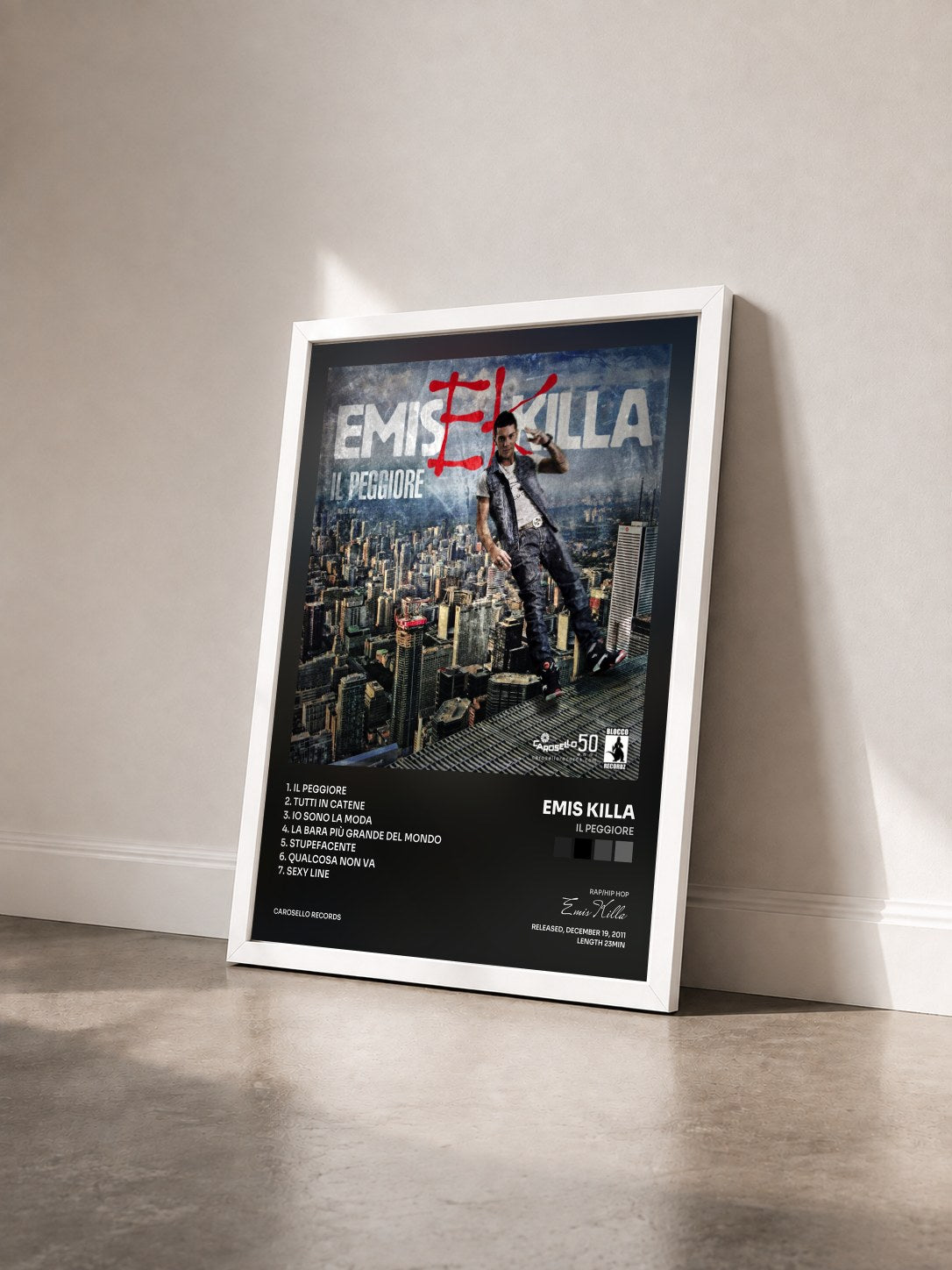 #blanc Tableau de l'album Il peggiore de Emis Killa vu de trois quarts, cadre blanc