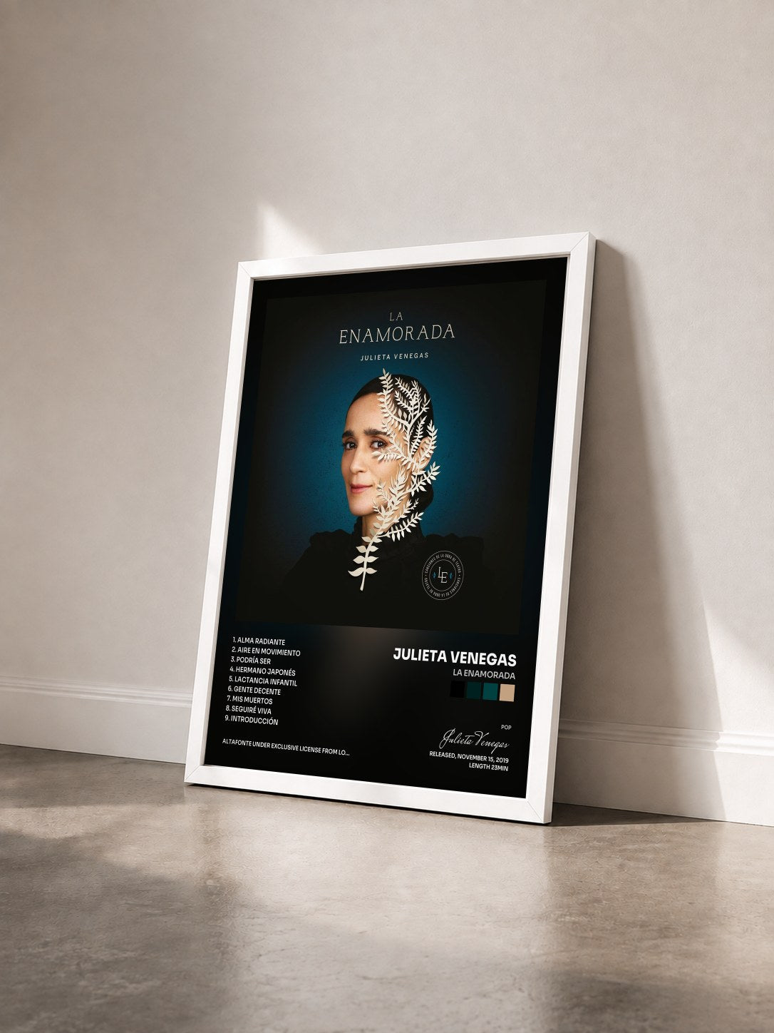 #blanc Tableau de l'album La Enamorada de Julieta Venegas vu de trois quarts, cadre blanc
