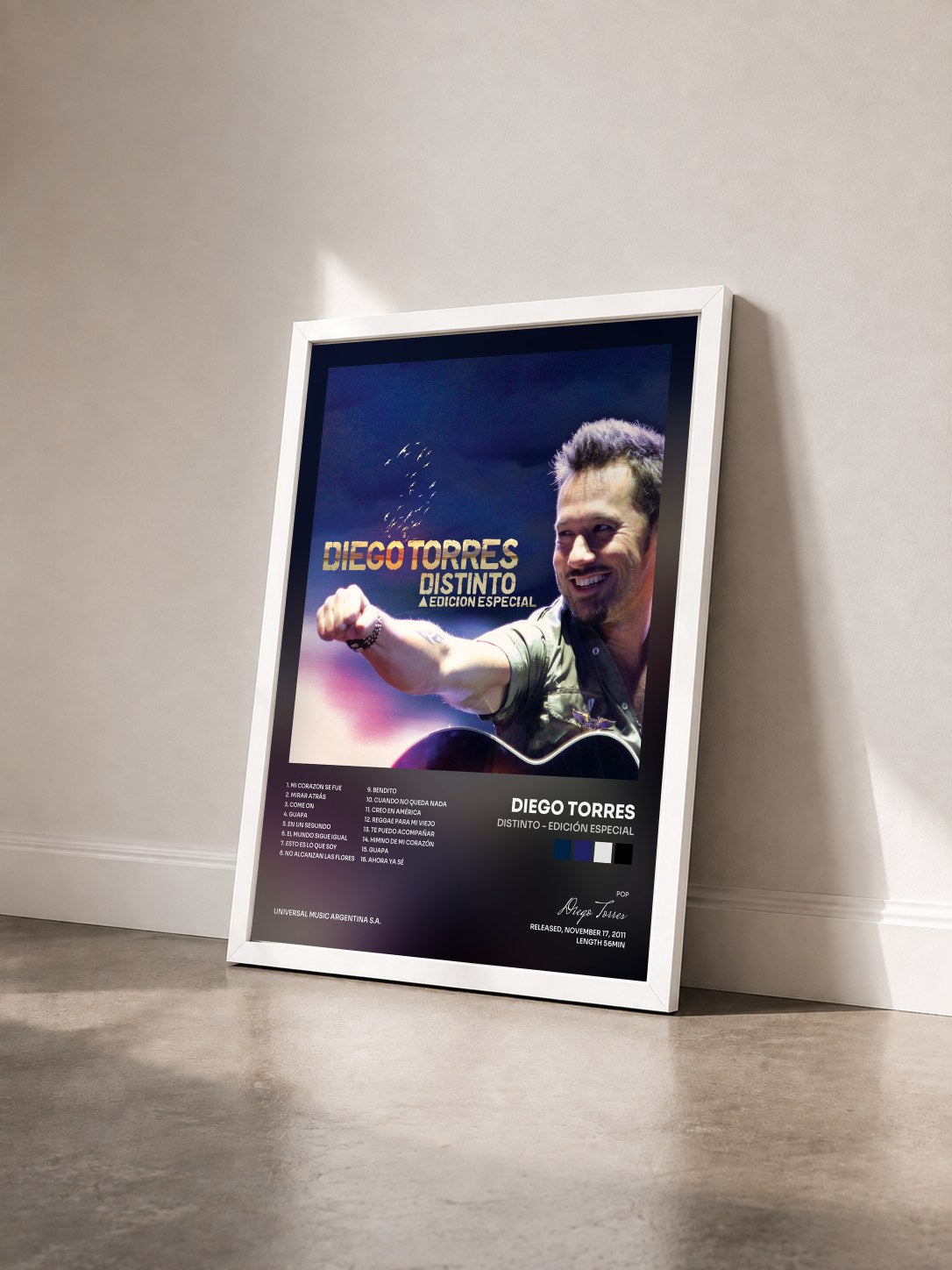 #blanc Tableau de l'album Distinto - Edición Especial de Diego Torres vu de trois quarts, cadre blanc