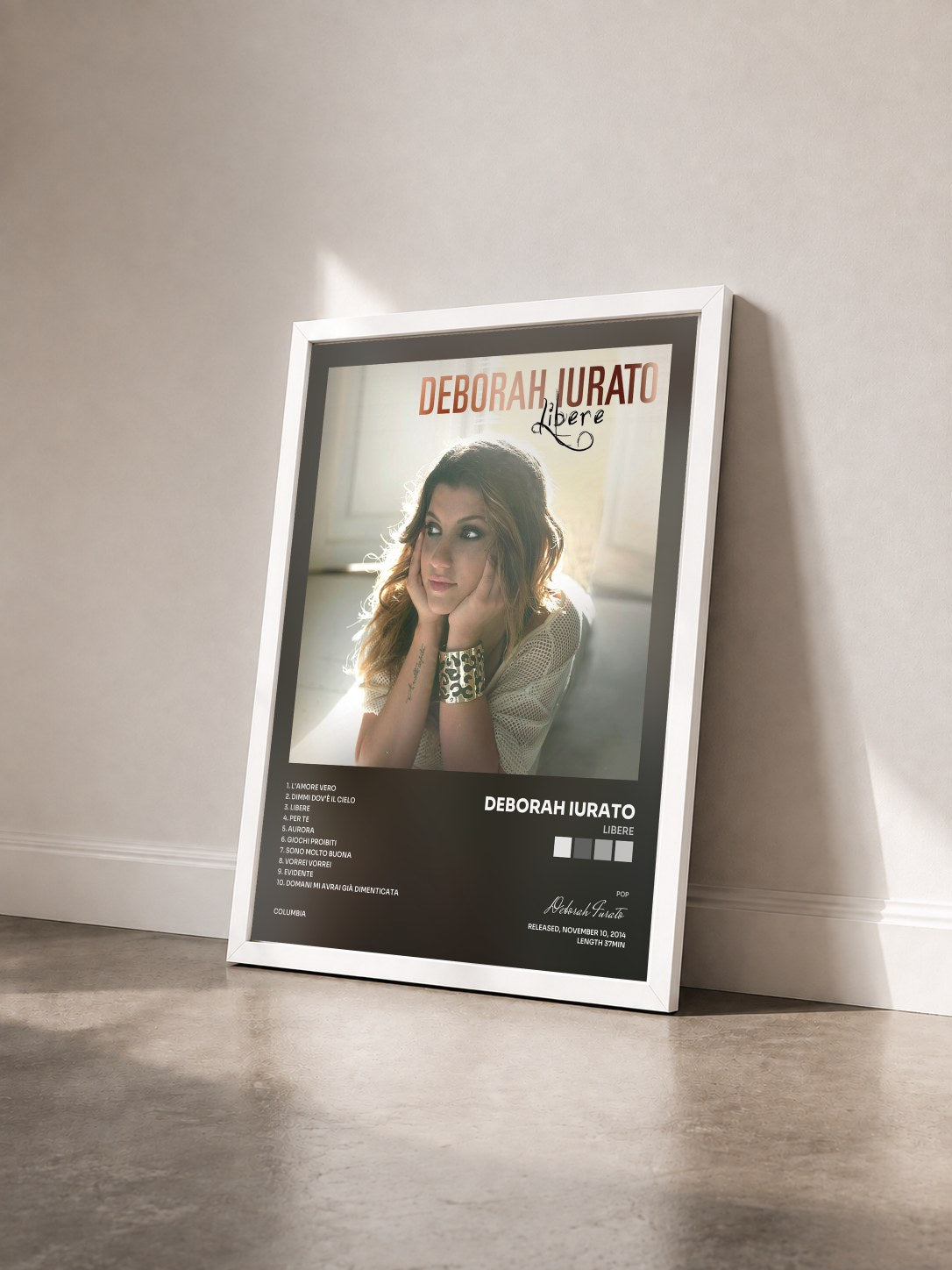 #blanc Tableau de l'album Libere de Deborah Iurato vu de trois quarts, cadre blanc