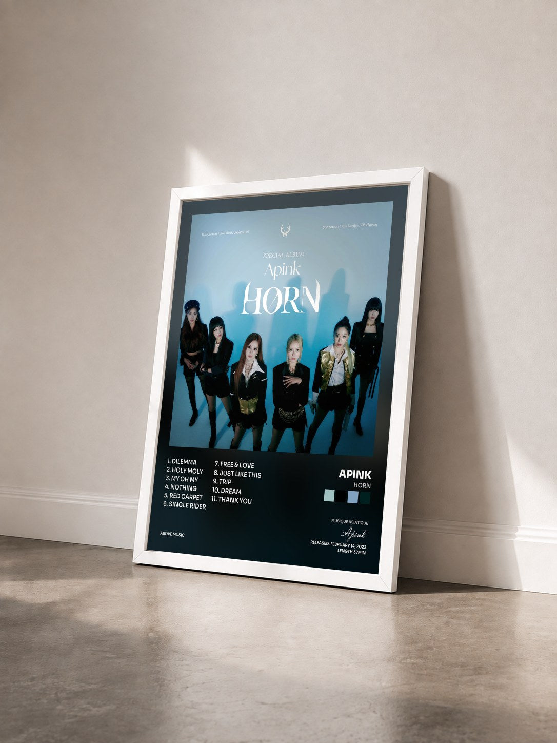 #blanc Tableau de l'album HORN de Apink vu de trois quarts, cadre blanc