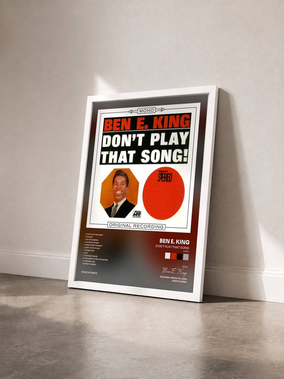 #blanc Tableau de l'album Don't Play That Song (Mono) de Ben E. King vu de trois quarts, cadre blanc