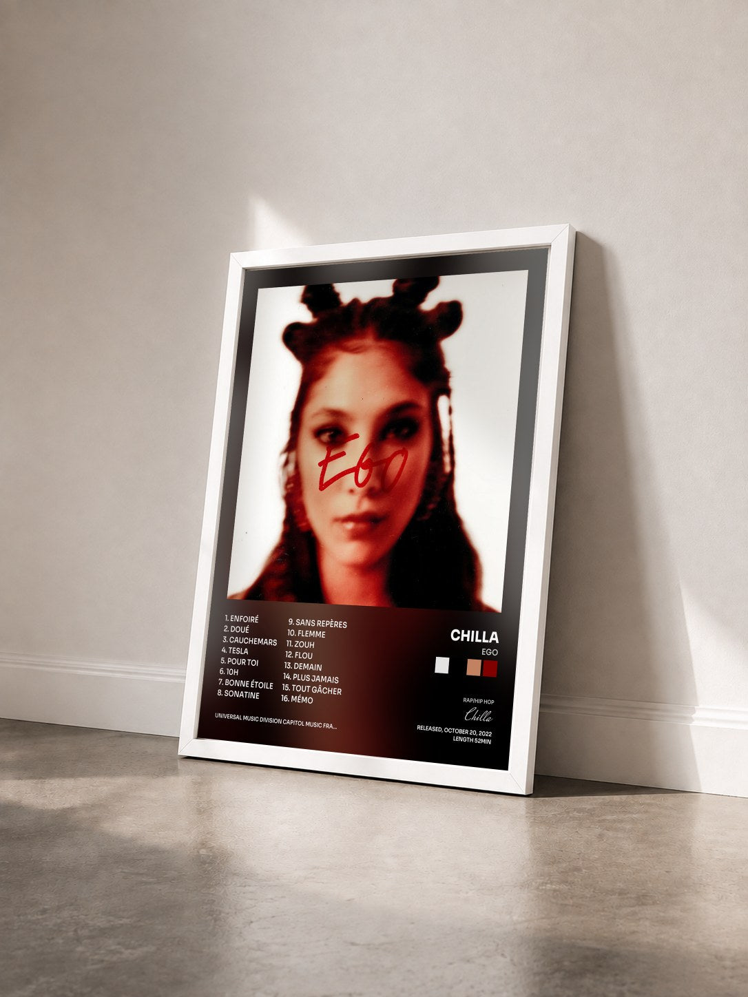#blanc Tableau de l'album EGO de Chilla vu de trois quarts, cadre blanc