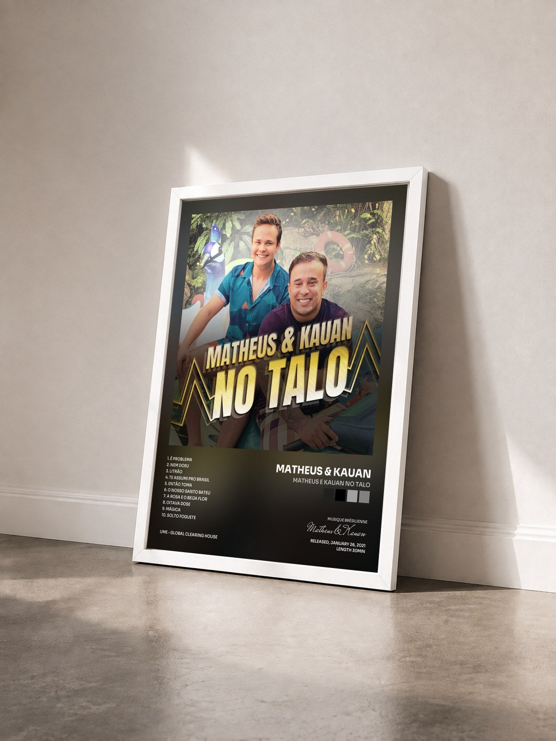 #blanc Tableau de l'album Matheus e Kauan no Talo de Matheus & Kauan vu de trois quarts, cadre blanc