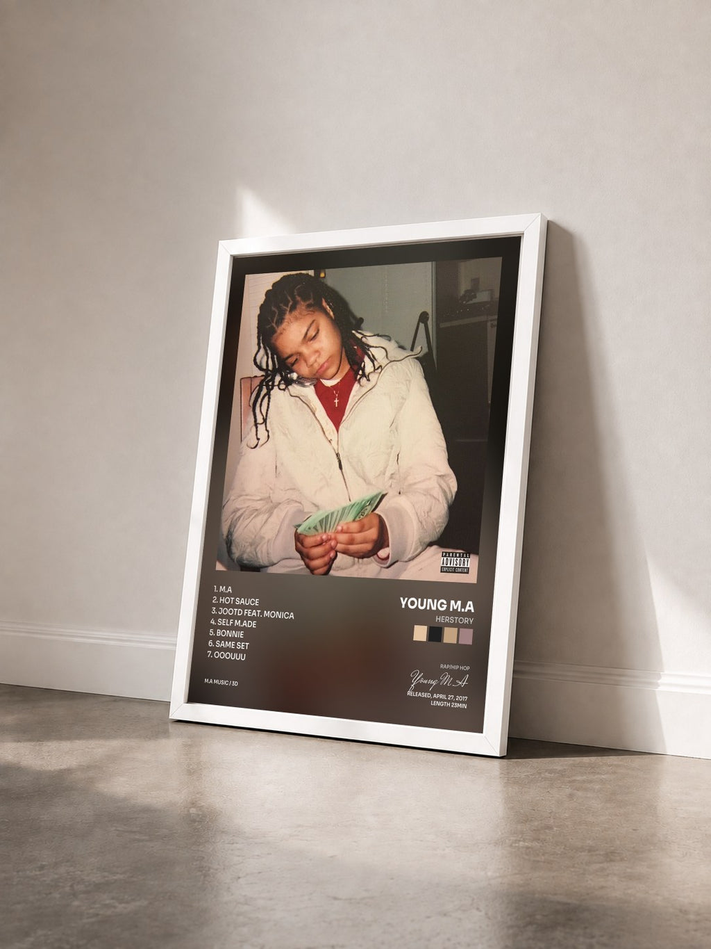 #blanc Tableau de l'album Herstory de Young M.A vu de trois quarts, cadre blanc