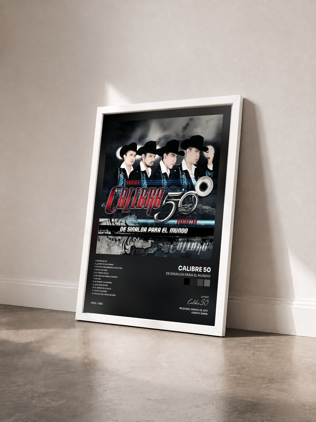 #blanc Tableau de l'album De Sinaloa Para El Mundo de Calibre 50 vu de trois quarts, cadre blanc