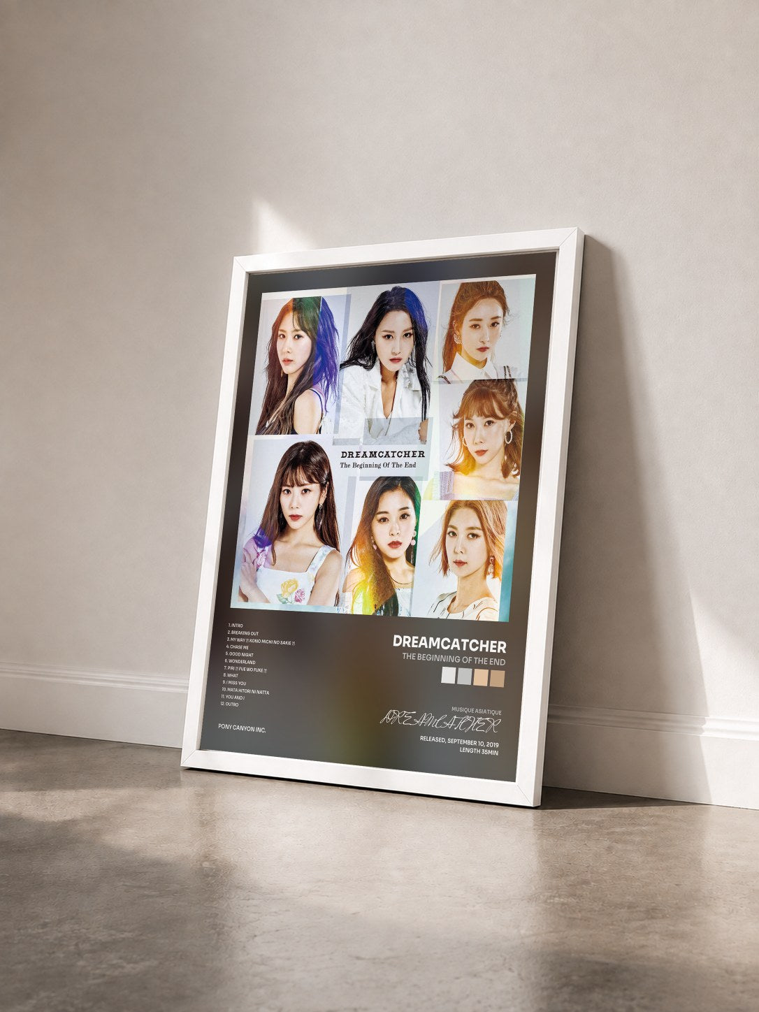 #blanc Tableau de l'album The Beginning of The End de DREAMCATCHER vu de trois quarts, cadre blanc