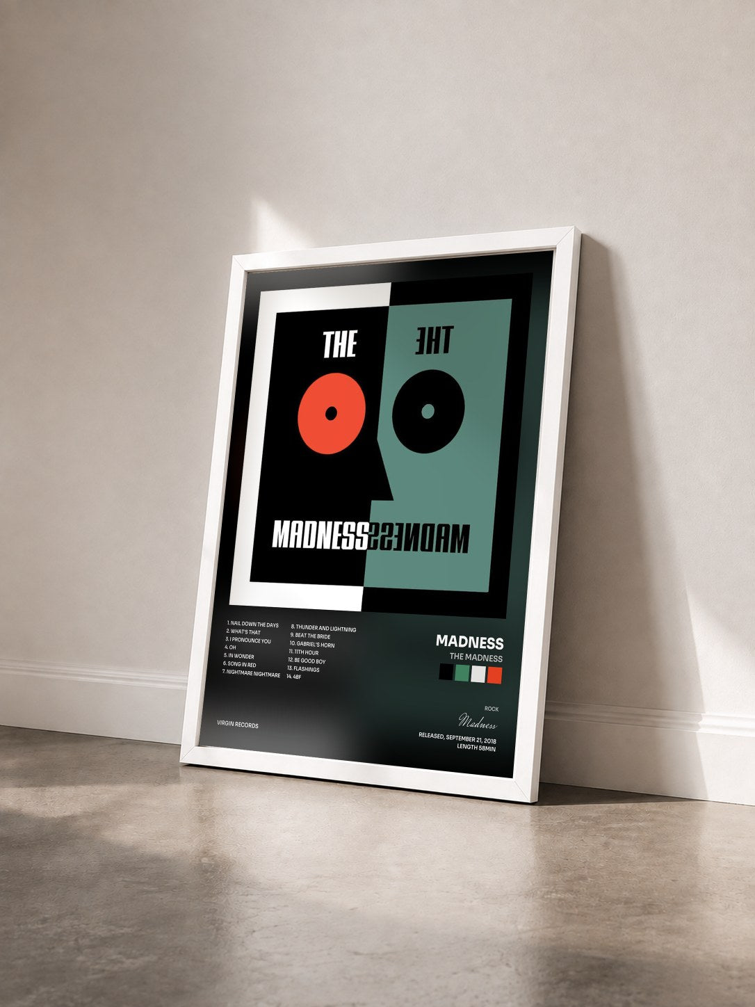 #blanc Tableau de l'album The Madness de Madness vu de trois quarts, cadre blanc