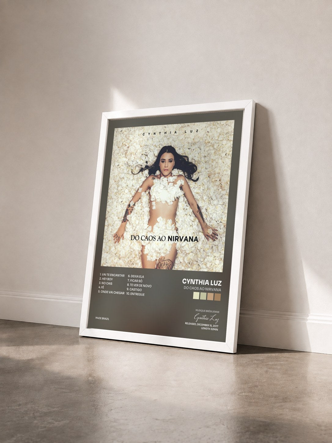 #blanc Tableau de l'album Do Caos ao Nirvana de Cynthia Luz vu de trois quarts, cadre blanc